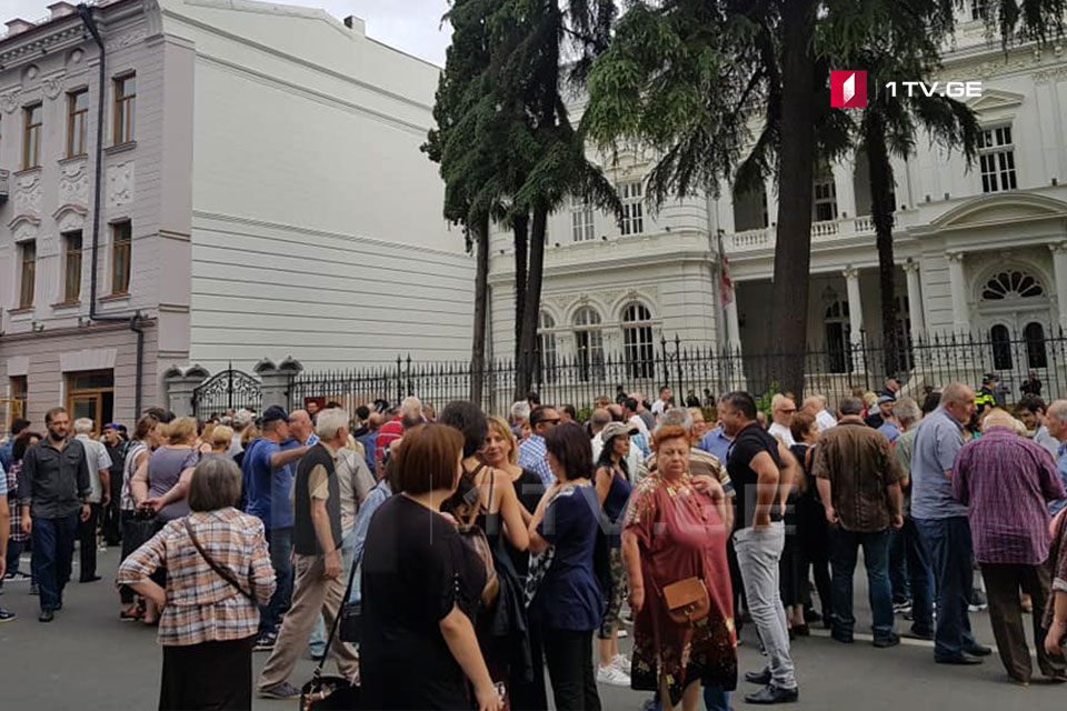 ათონელზე, პრეზიდენტის სასახლესთან „ნაციონალური მოძრაობის“ ორგანიზებით საპროტესტო აქცია იმართება