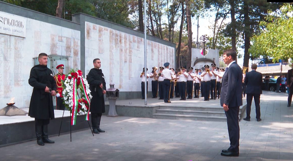 უნგრეთის პრეზიდენტმა ტერიტორიული მთლიანობისთვის დაღუპულ გმირთა მემორიალი გვირგვინით შეამკო [ვიდეო]