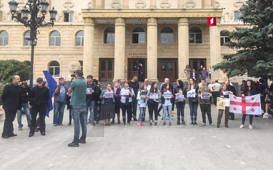 საქალაქო სასამართლოსთან 20-21 ივნისის საქმეზე დაკავებულთა ოჯახის წევრები აქციას მართავენ