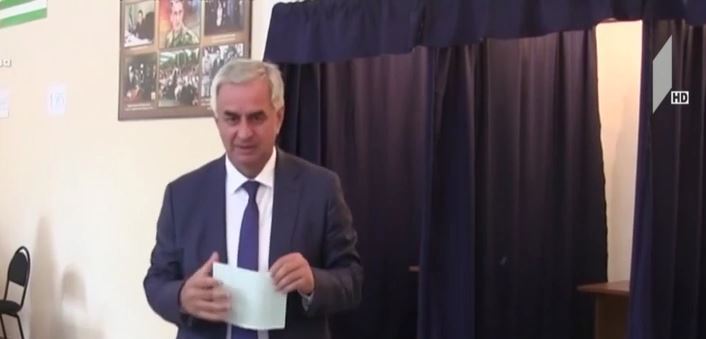 ე.წ. საპრეზიდენტო არჩევნების მე-2 ტურში რაულ ხაჯიმბამ გაიმარჯვა