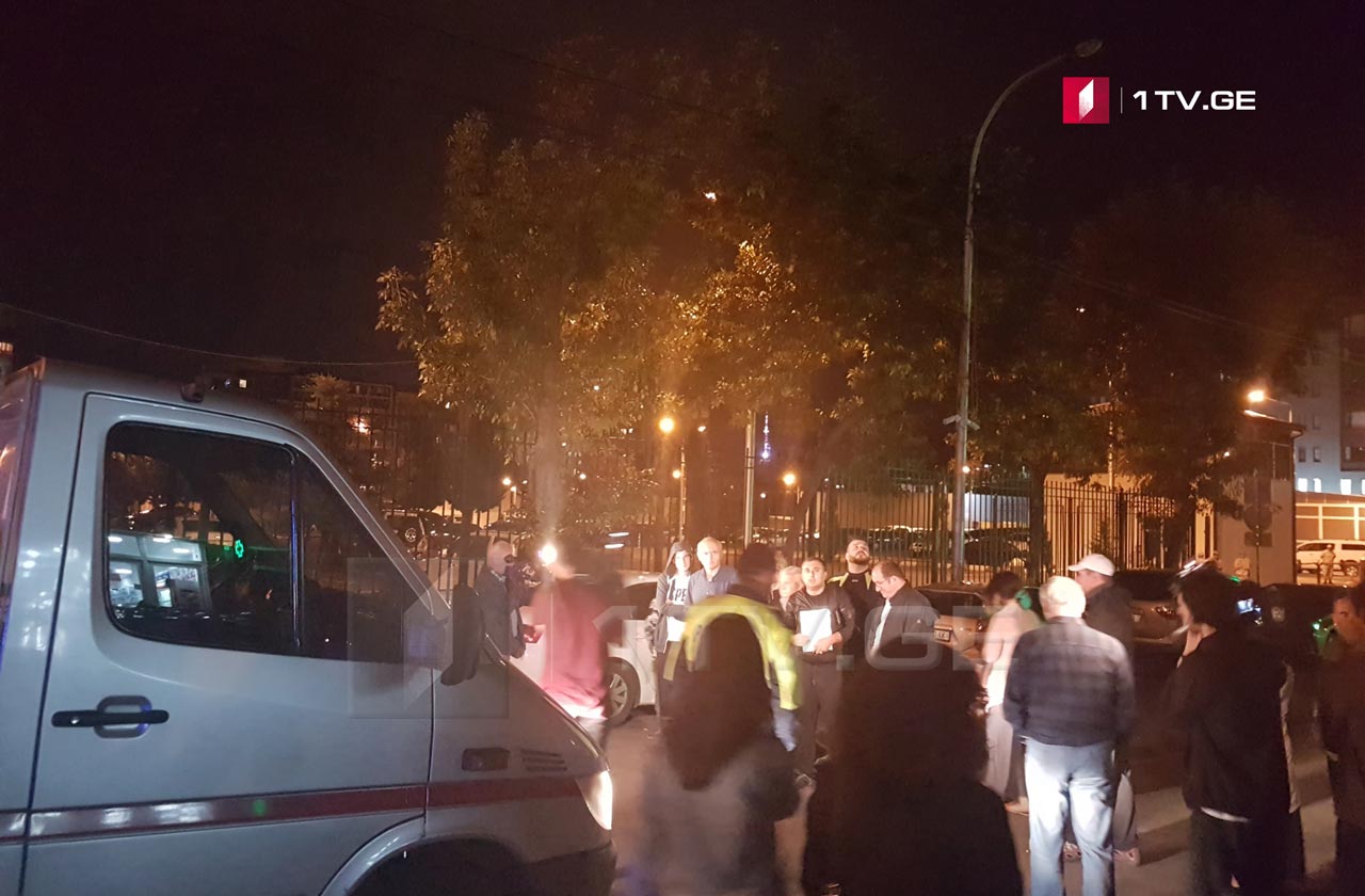 თავხელიძის ქუჩაზე უკანონო მშენებლობის შეჩერების მოთხოვნით მოსახლეობამ გზა გადაკეტა