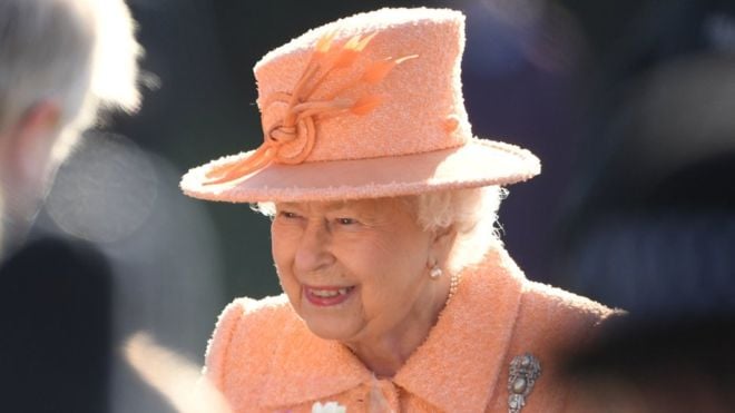ბრიტანეთის დედოფალმა ხელი მოაწერა კანონს, რომელიც ხისტ ბრექსიტს აფერხებს