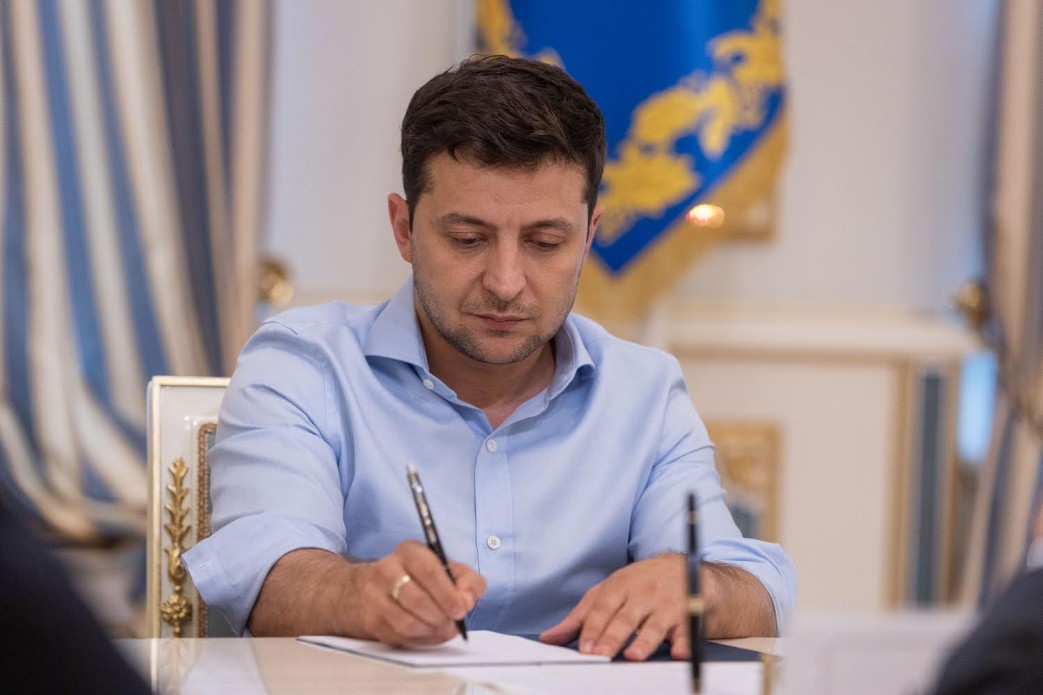 ვლადიმირ ზელენსკიმ დეპუტატებისთვის იმუნიტეტის გაუქმების შესახებ კანონს ხელი მოაწერა