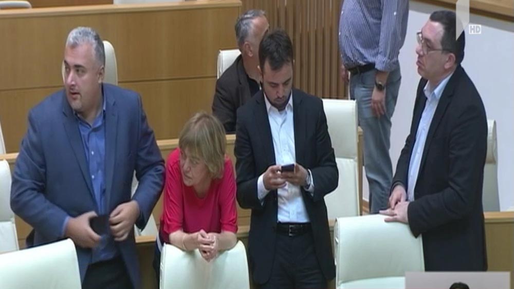 ხმაური პარლამენტის სხდომაზე  