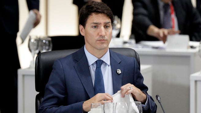 კანადის პრემიერ-მინისტრი ყავისფერი გრიმით გადაღებული ფოტოს გამო რასიზმში დაადანაშაულეს
