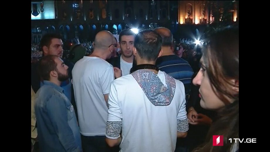 პარლამენტთან მიმდინარე აქციის ორგანიზატორებმა საქართველოს პირველი არხის ჟურნალისტს მამუკა ხაზარაძის ჩაწერის საშუალება არ მისცეს [ვიდეო]