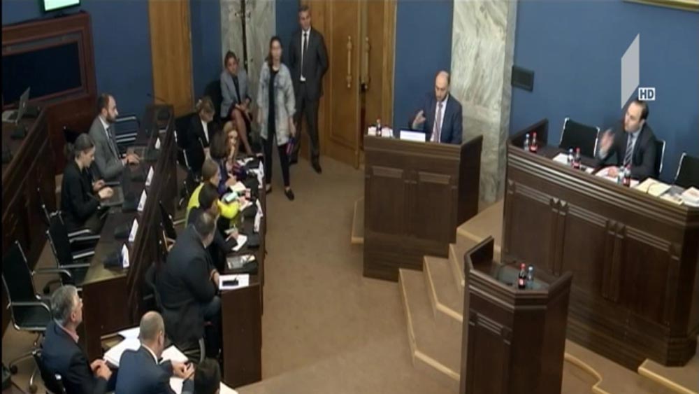 დეპუტატები შოთა გეწაძეს უსმენენ