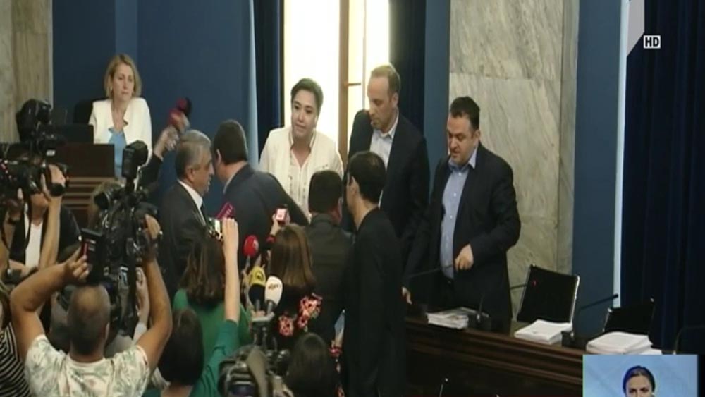 კამათი იურიდიული კომიტეტის სხდომაზე