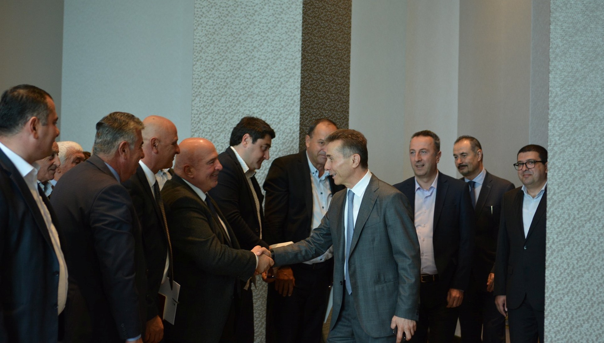 ბიძინა ივანიშვილმა პარტიის რეგიონული ორგანიზაციების აქტივთან შეხვედრები დაიწყო