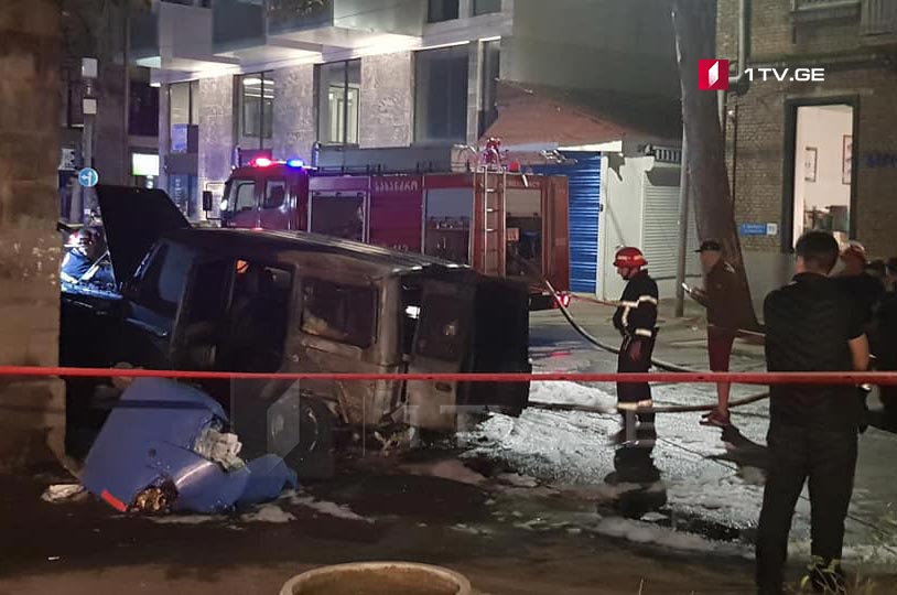 თბილისში, ფალიაშვილის ქუჩაზე ორი ავტომობილი დაიწვა
