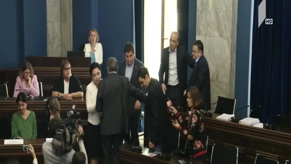 ინციდენტი პარლამენტში და შეფასებები 