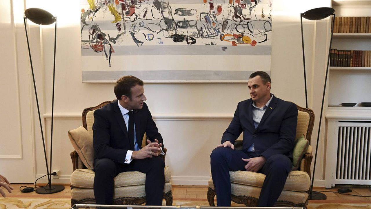 ემანუელ მაკრონი ევროსაბჭოს შტაბბინაში უკრაინელ რეჟისორ ოლეგ სენცოვს შეხვდა