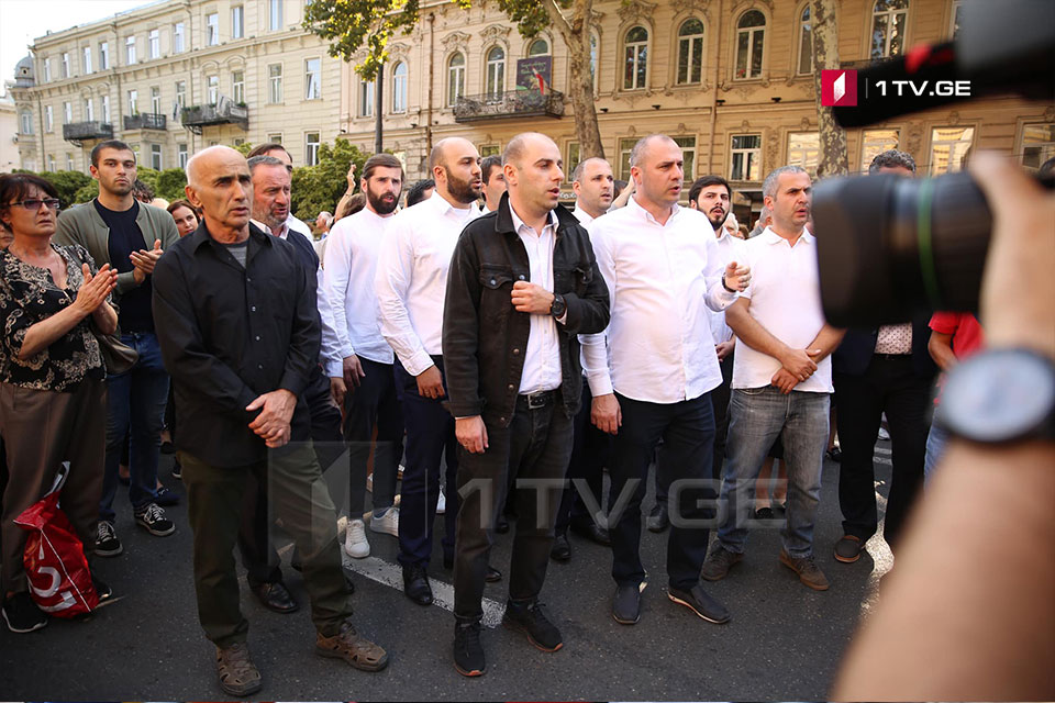 გია ყანჩელი რუსთაველის თეატრიდან აპლოდისმენტების ფონზე გამოასვენეს [ვიდეო]