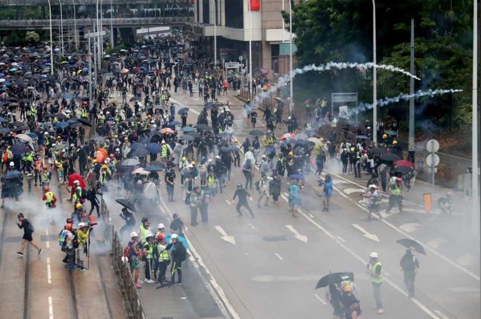 პოლიციამ ჰონგ კონგში დემონსტრანტების წინააღმდეგ ცრემლსადენი აირი გამოიყენა