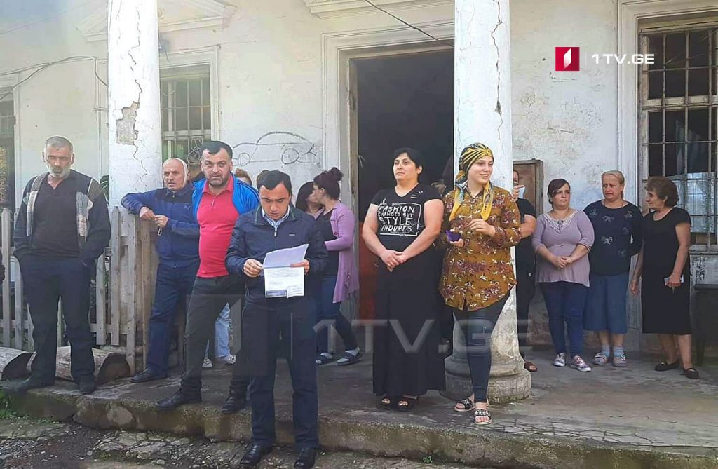ბათუმში, ყოფილი ნავთობგადამამუშავებელი ქარხნის შენობაში თვითნებურად შესახლებული 22 ოჯახი ფართების დაკანონებას ითხოვს