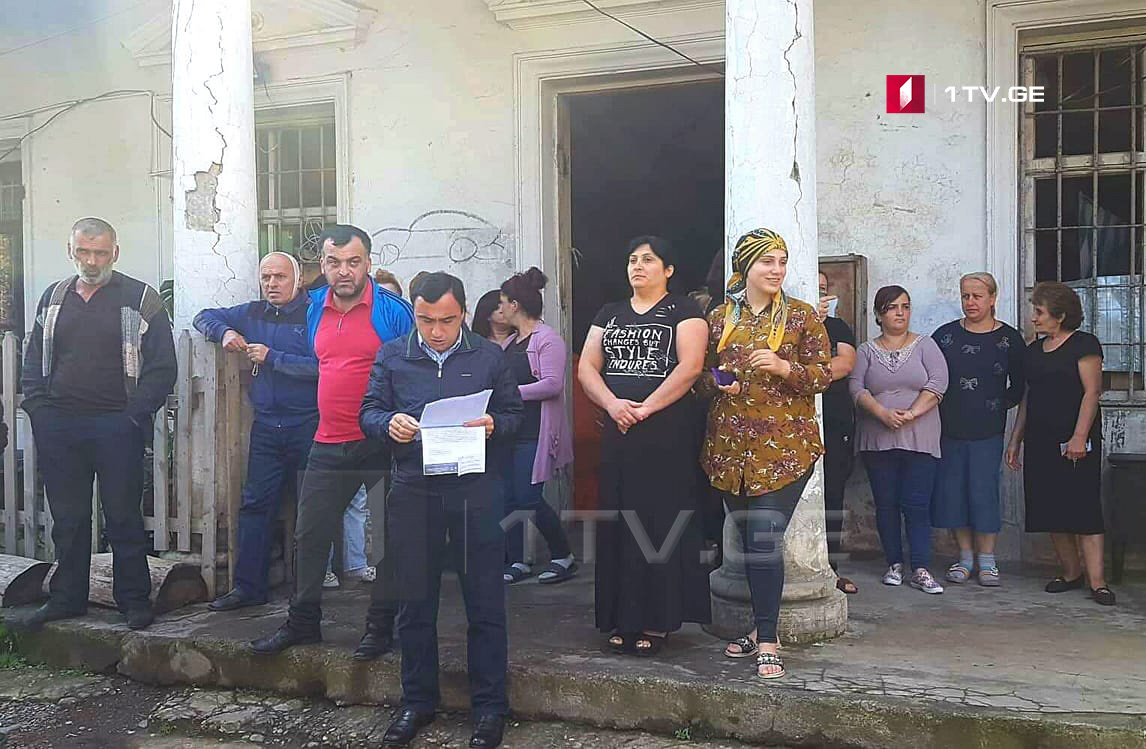 ბათუმში, ყოფილი ნავთობგადამამუშავებელი ქარხნის შენობაში თვითნებურად შესახლებული 22 ოჯახი ფართების დაკანონებას ითხოვს