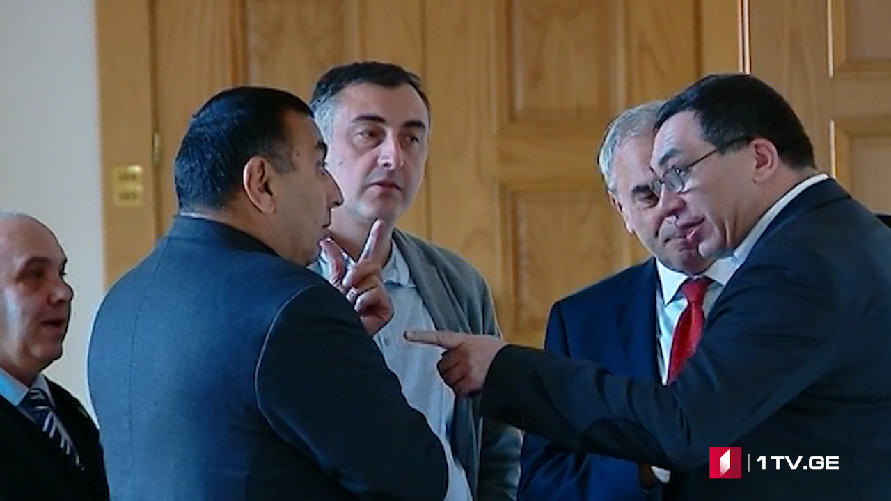 გიგა ბოკერიამ, სიმონ ნოზაძემ და თემურ ხუბულურმა სხდომათა დარბაზში გუშინდელი დაპირისპირების მიზეზებზე დღეს ისაუბრეს [ვიდეო]