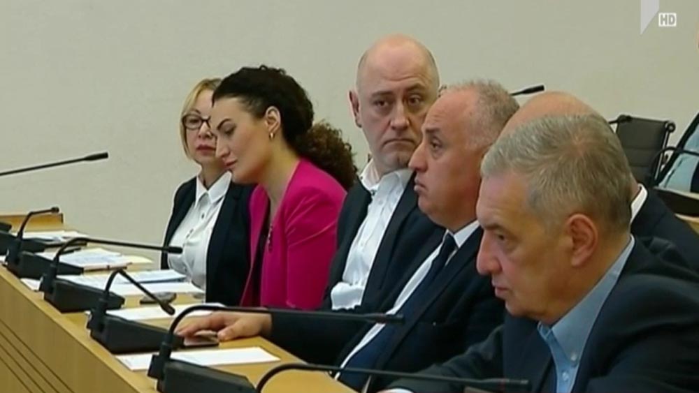 პარლამენტი სახელმწიფო მინისტრს უსმენს
