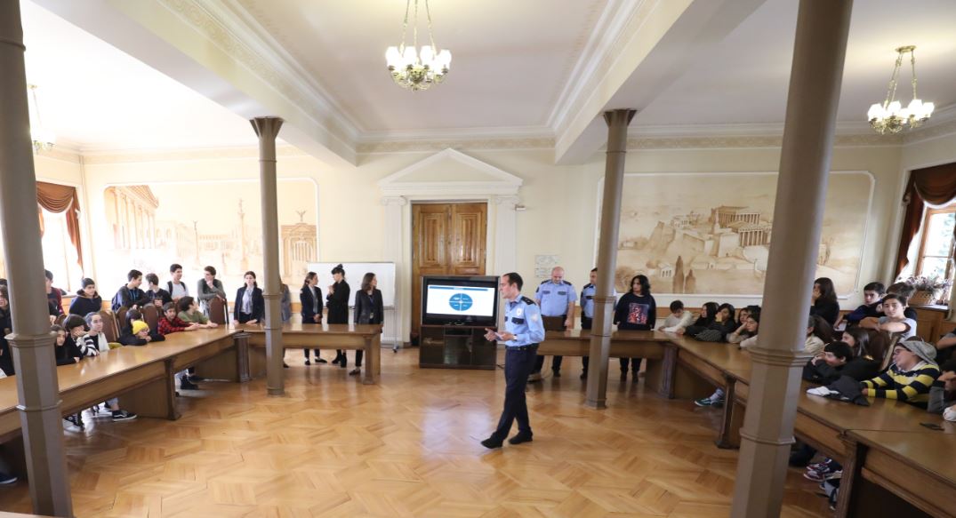 მართლწესრიგის ოფიცრებმა მოსწავლეებთან ბულინგისა და ძალადობის თემაზე საინფორმაციო შეხვედრა გამართეს [ვიდეო]