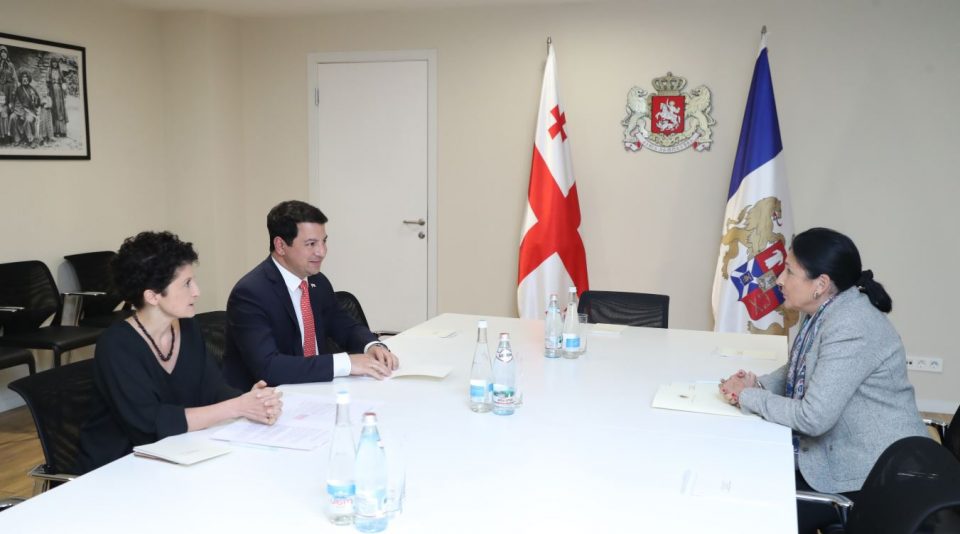 საქართველოს პრეზიდენტმა შეწყალების ახალი წესი პარლამენტის თავმჯდომარესთან და იუსტიციის მინისტრთან განიხილა