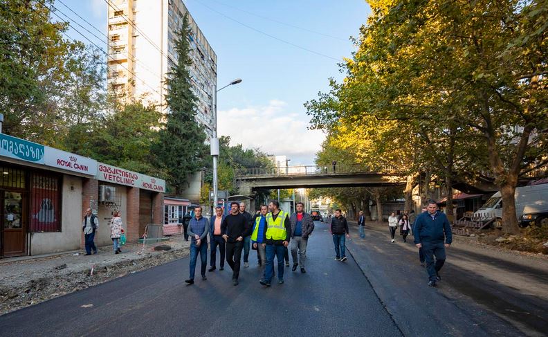 კახა კალაძე ხიზანიშვილის ქუჩაზე ასფალტის დაგების სამუშაოებს გაეცნო