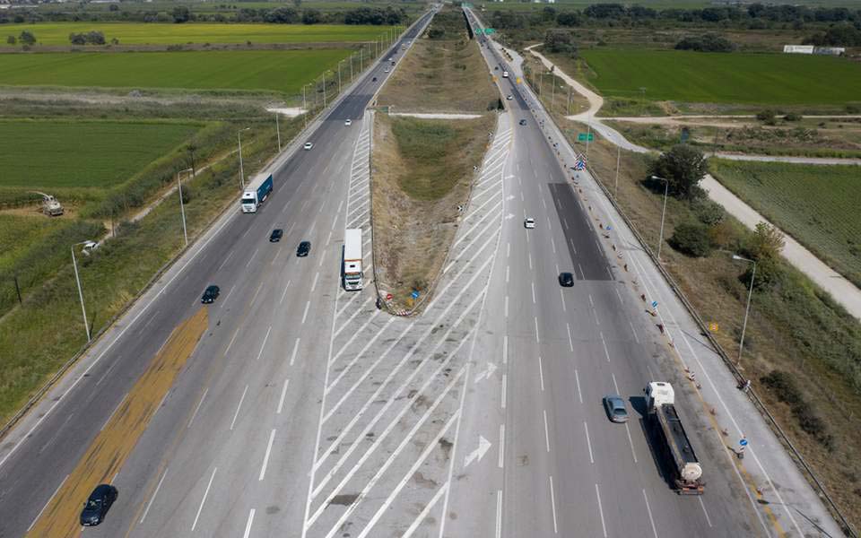 Yunanıstanda 41 qeyri-leqal miqrantı daşıyan yük avtomobilinin gürcü sürücüsünü yaxaladılar