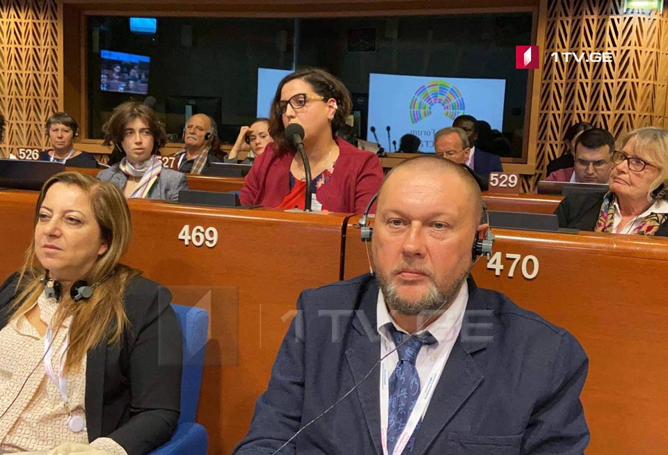 თქვენ თუ დამოუკიდებელი მედია ხართ, რატომ არ აშუქებთ საქართველოს ოკუპაციის საკითხს - საქართველოს პირველი არხის ჟურნალისტის კითხვა „რაშა თუდეის“ წარმომადგენელს [ვიდეო]