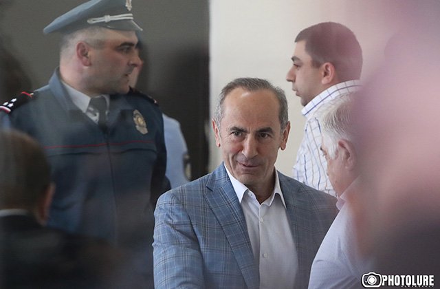 Robert Koçaryanı Məhkəmə həbsdə saxladı