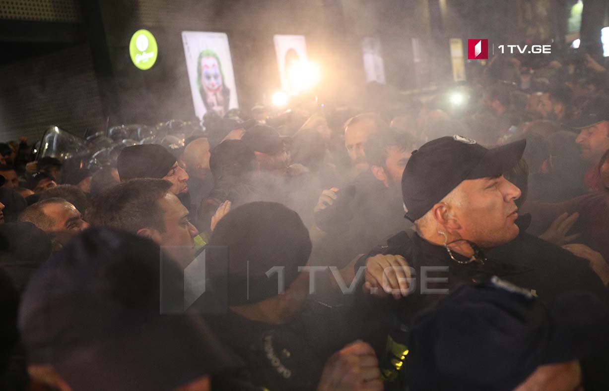 „ქართული მარშის“ წარმომადგენლები კინოთეატრ „ამირანში“ შესვლას ცდილობენ - პოლიციის კორდონისკენ პიროტექნიკა ისროლეს [ვიდეო]