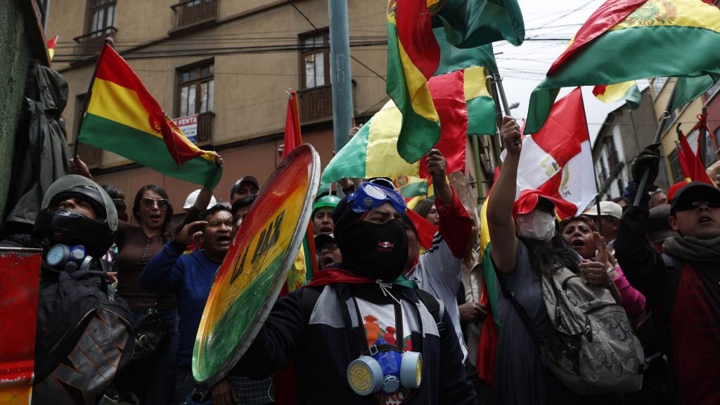 Müxalif qüvvələrinin tərəfdarları Boliviyanın dövlət televiziasına soxuldular və yayımları dayandırdılar