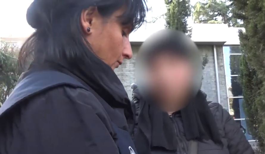 დააკავეს დედა, რომელიც პოლიციის ინფორმაციით, შვილებს პეკინის გამზირზე მოწყალების შეგროვებას აიძულებდა