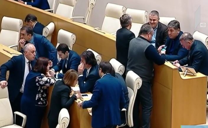 უმრავლესობის მიერ მომზადებულ საკონსტიტუციო ცვლილებებზე მსჯელობა