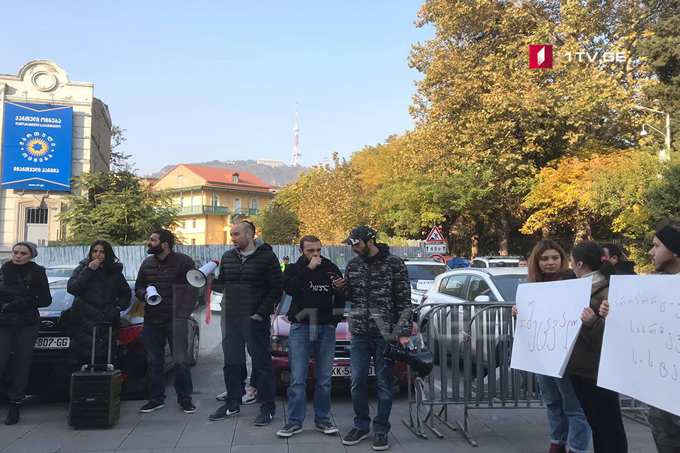 პროპორციულ საარჩევნო სისტემაზე გადასვლის მოთხოვნით, „ქართული ოცნების“ ოფისთან აქცია იმართება