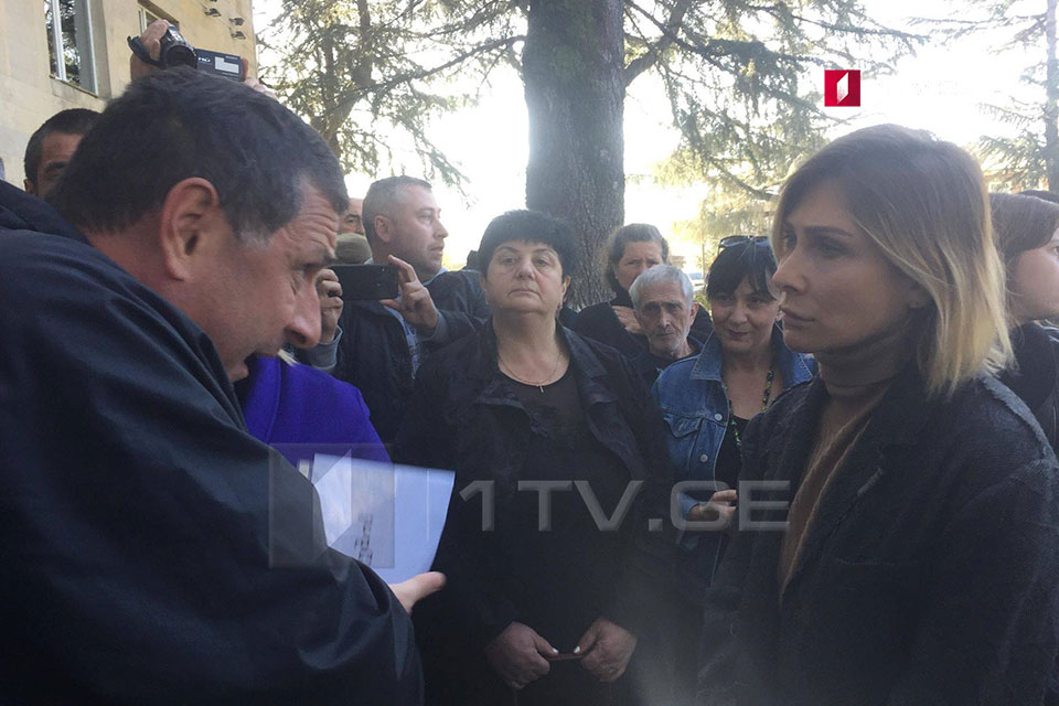 ლანჩხუთში, მაჟორიტარი დეპუტატის ბიუროსთან „ნაციონალური მოძრაობისა“ და „ევროპული საქართველოს“ წარმომადგენლები აქციას მართავენ [ვიდეო]