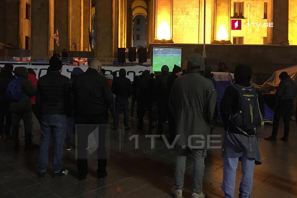 პარლამენტთან მიმდინარე აქციის რამდენიმე მონაწილე ღამის რუსთაველის გამზირზე გათენებას აპირებს