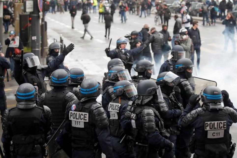 პარიზში „ყვითელჟილეტიანების“ დემონსტრაციაზე სამართალდამცველებმა აქტივისტების წინააღმდეგ ცრელმსადენი აირი გამოიყენეს