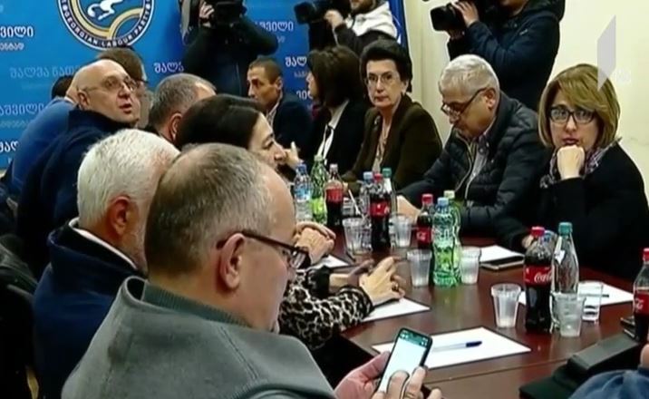 კონსულტაციები ოპოზიციაში