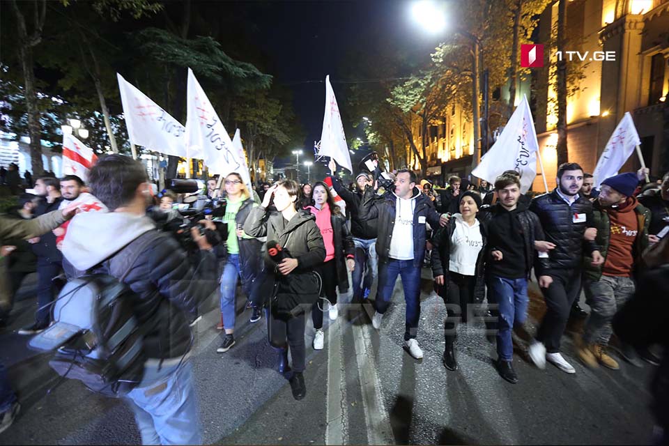 აქციის მონაწილეთა ნაწილი „ქართული ოცნების“ ოფისისკენ მიემართება [ვიდეო]
