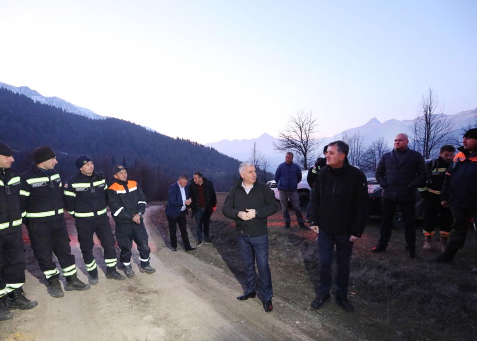 მესტიის მუნიციპალიტეტში ხანძრების სალიკვიდაციო სამუშაოებზე ინფორმაციას იოსებ ჭელიძე, სოზარ სუბარი და თემურ მღებრიშვილი ადგილზე გაეცნენ