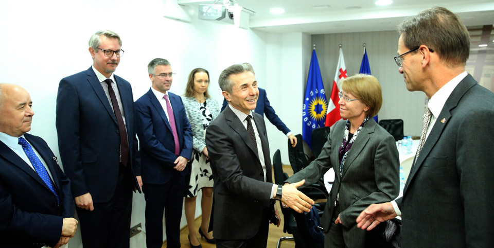 „ქართული ოცნება“ ბიძინა ივანიშვილისა და ევროკავშირის წევრი ქვეყნების ელჩების შეხვედრის ფოტო და ვიდეომასალას ავრცელებს