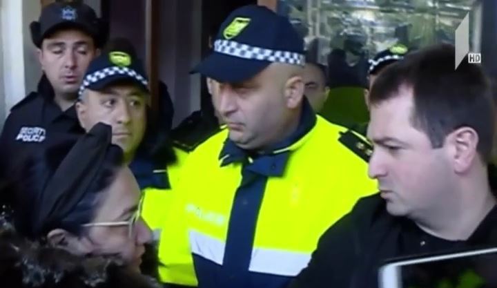 აქცია გორში, მაჟორიტარების ბიუროსთან
