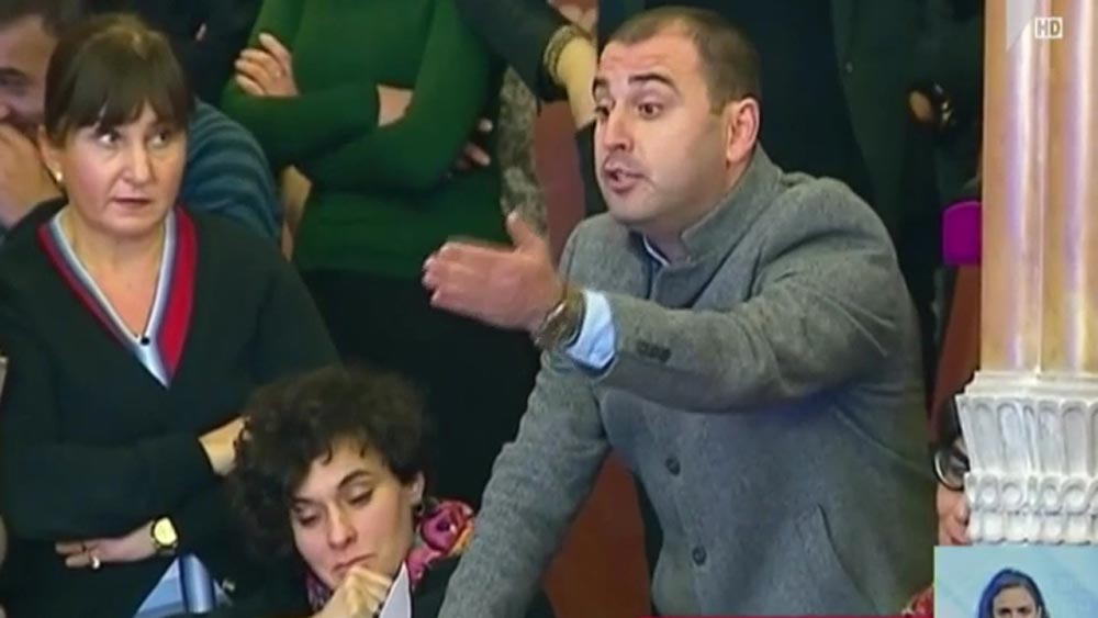 ხმაური თბილისის საკრებულოში 