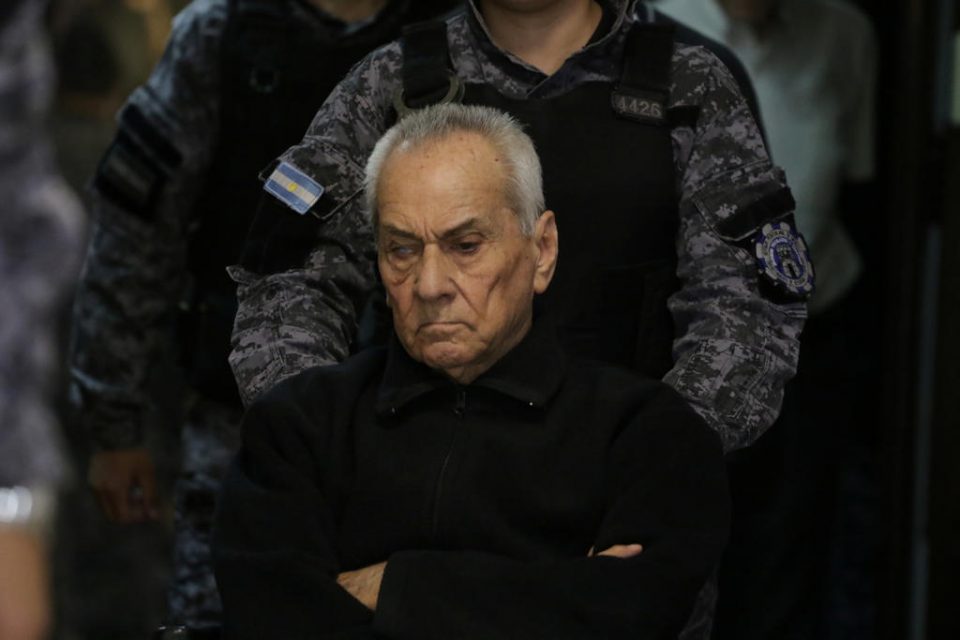 არგენტინაში ორ კათოლიკე მღვდელს ბავშვებზე სექსუალური ძალადობის ბრალდებით 42 და 45-წლიანი პატიმრობა მიუსაჯეს