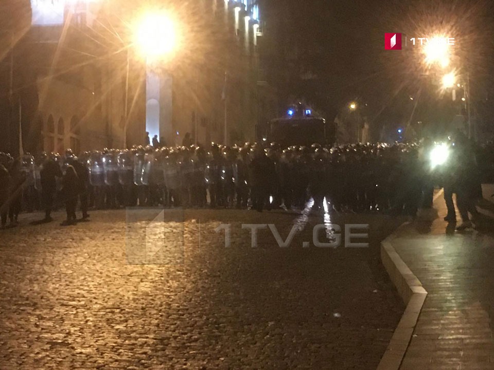 პარლამენტთან სპეცრაზმი გამოჩნდა [ფოტო/ვიდეო]