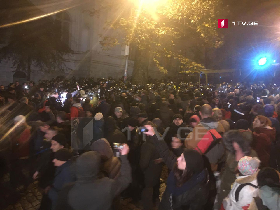 სპეცდანიშნულების რაზმი აქციის მონაწილეებისკენ დაიძრა [ფოტო/ვიდეო]