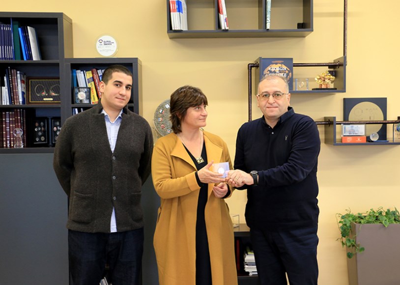 კობა გვენეტაძემ ზურაბ ჟვანიას ოჯახს ეროვნული ბანკის ახალი საკოლექციო მონეტა გადასცა