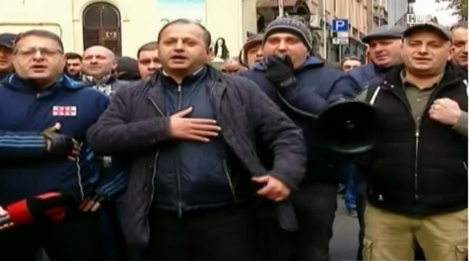 პარლამენტთან მიმდინარე აქციაზე „ნაციონალური მოძრაობის“ წევრებმა საქართველოს ჰიმნი იმღერეს [ვიდეო]