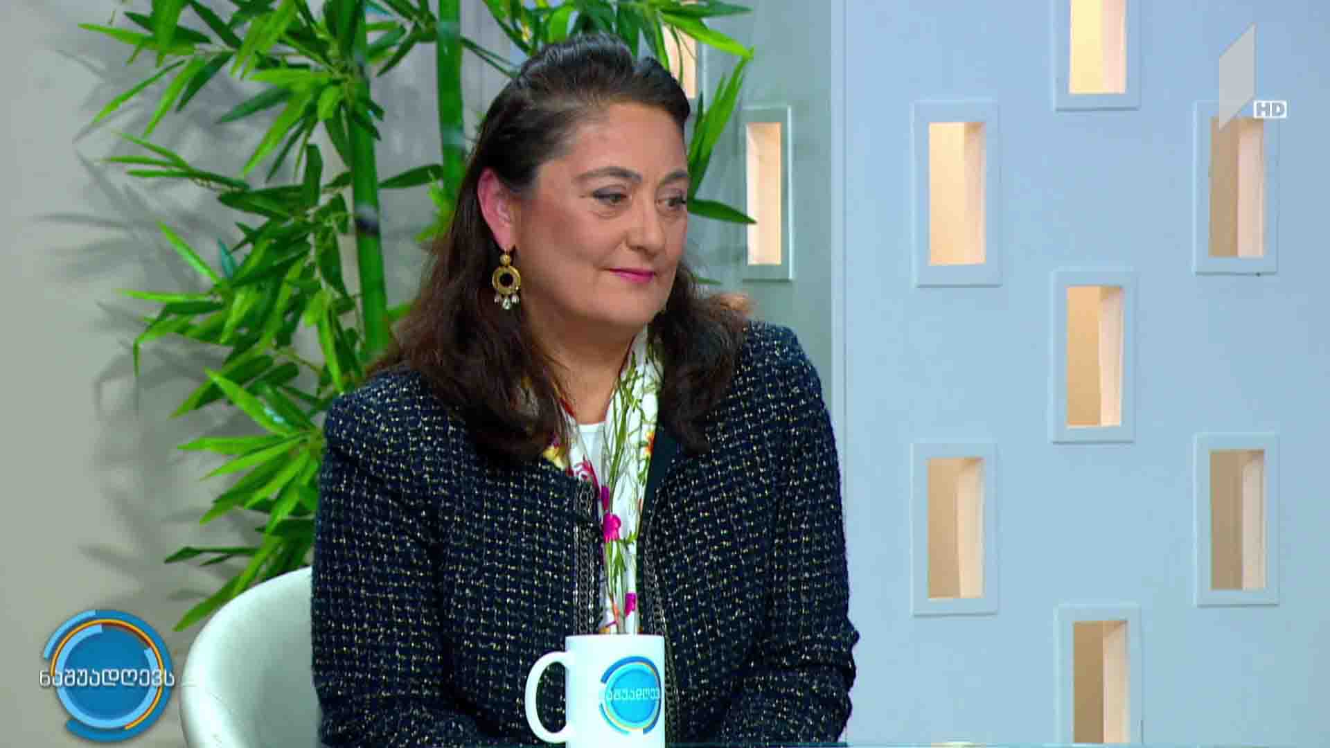 სახლში პატარაა