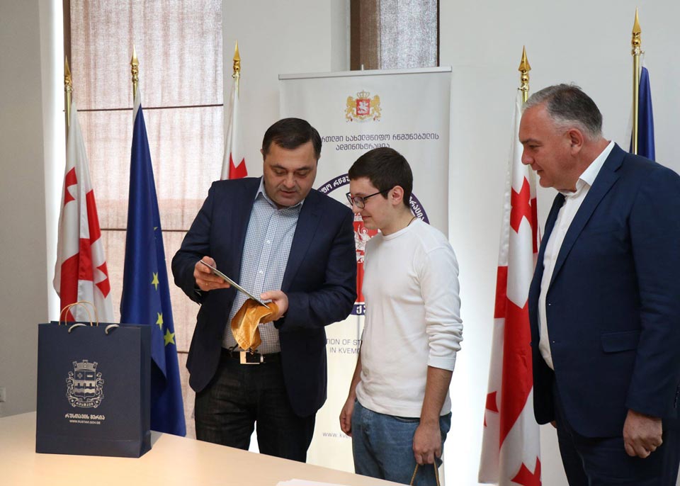 ქვემო ქართლის ადმინისტრაციაში სტრასბურგის ტრამვაიზე დატანილი ანბანის ავტორს, 19 წლის ნიკოლოზ ღუნაშვილს უმასპინძლეს