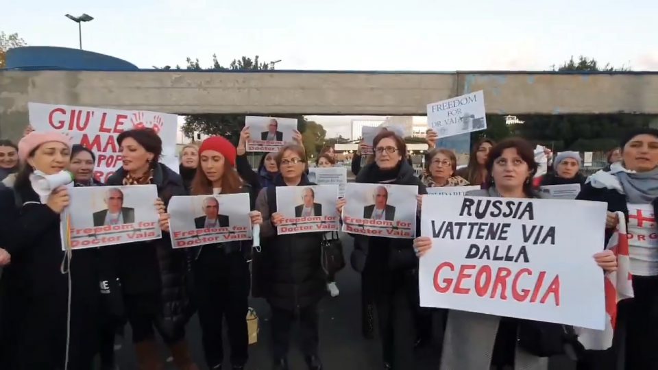 ვაჟა გაფრინდაშვილის გათავისუფლების მოთხოვნით რომში, რუსეთის საელჩოსთან აქცია გაიმართა [ვიდეო]